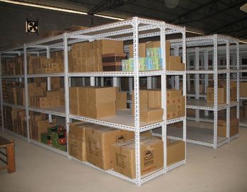 het hand het plukken lichte de plicht van het engelenmetaal opschorten met de kleine voorraad van de kartondoos