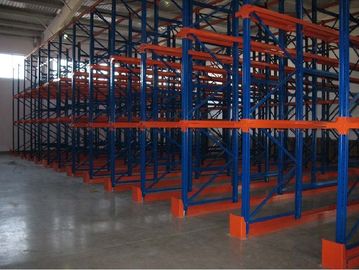 De zuivelindustrieaandrijving in het rekken, staalstraal en het rekken blauw en oranje systemen die opschorten