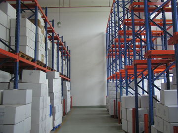 De duurzame gegalvaniseerde industriële opslag rekt ISO9001-hoogte - het rek, het blauw en de sinaasappel van de dichtheidsvorkheftruck